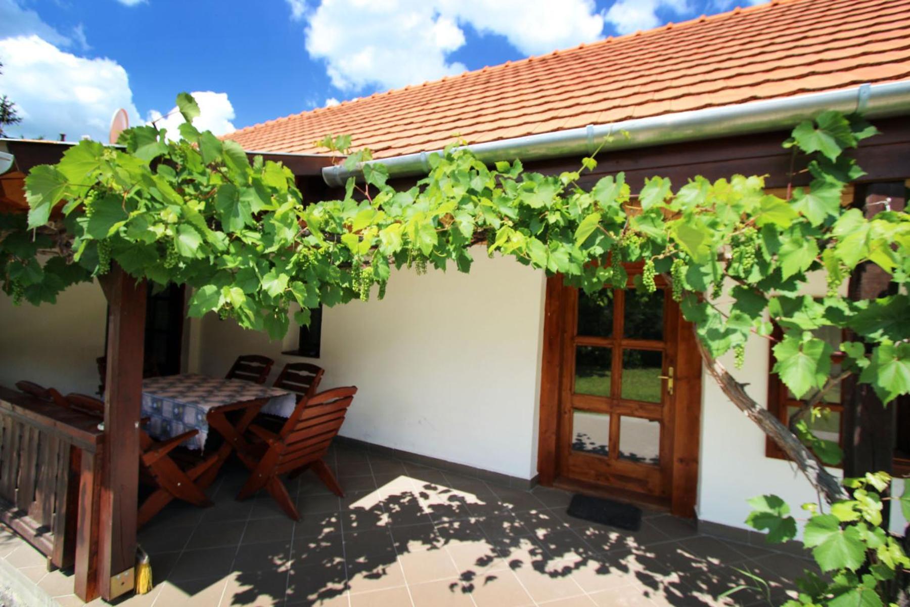 Lugas Vendeghaz Hotel Felsotold Exterior photo