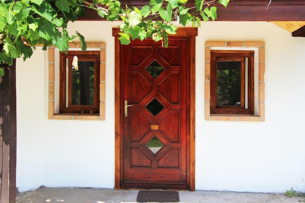 Lugas Vendeghaz Hotel Felsotold Exterior photo
