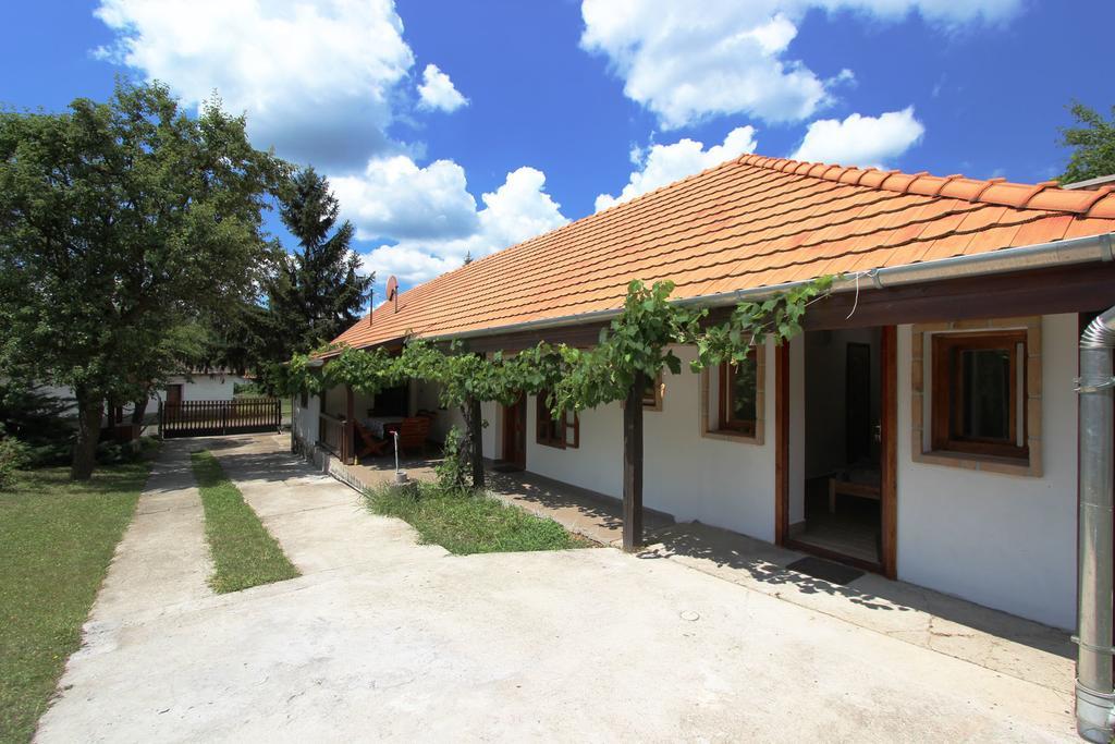 Lugas Vendeghaz Hotel Felsotold Exterior photo