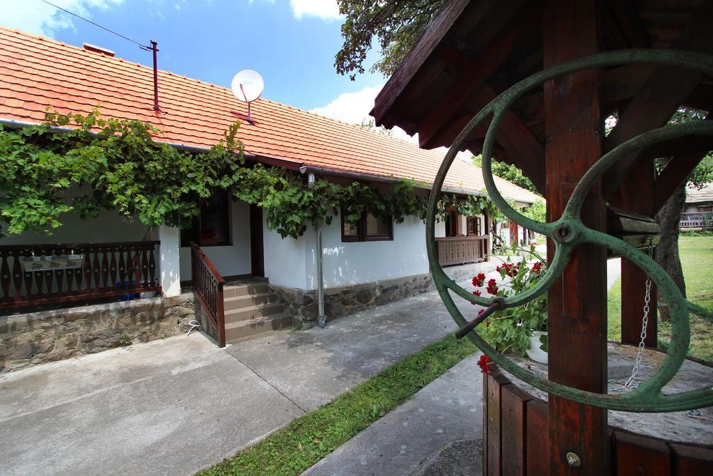 Lugas Vendeghaz Hotel Felsotold Exterior photo